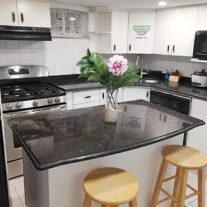 Tidy Private With Full Kitchen Toronto